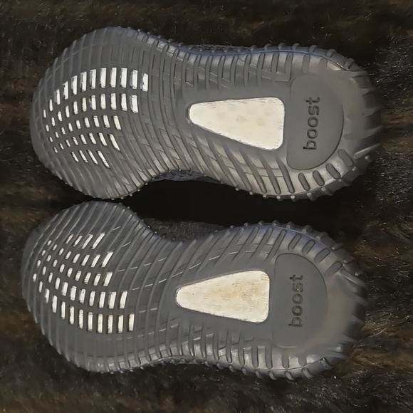 YEEZY Boost 350 V2 'Black Non-Reflective' - Picture 3 of 6